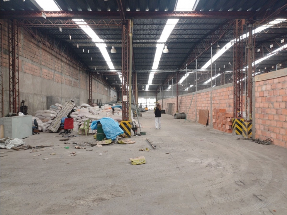 BODEGA DE 1.300 M² EN ZONA DE ALTO IMPACTO EN CAZUCA — foto 3