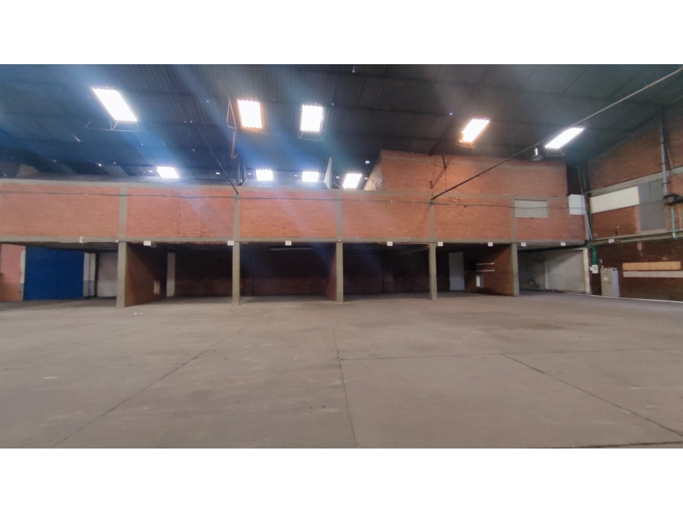 ARRIENDO BODEGA 3.600 M² MONTEVIDEO. — foto 3