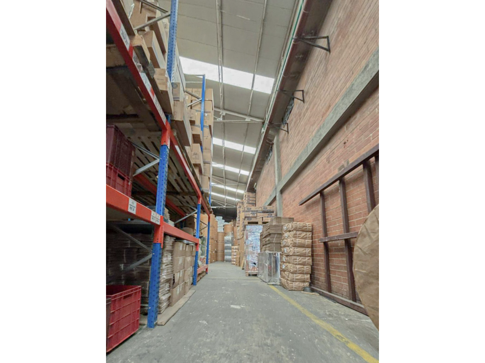 BODEGA DE 820 M² EN ZONA INDUSTRIAL DE MONTEVIDEO — foto 4
