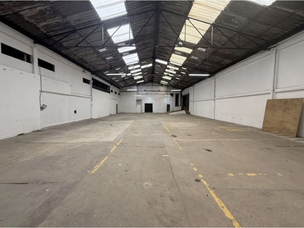 BODEGA DE 1.300 M² EN ORTEZAL, PUENTE ARANDA — foto 3