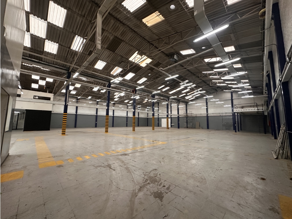 BODEGA DE 1.320 M² EN ENGATIVÁ