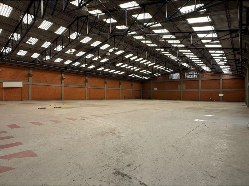 BODEGA DE 2.300 M² EN MONTEVIDEO
