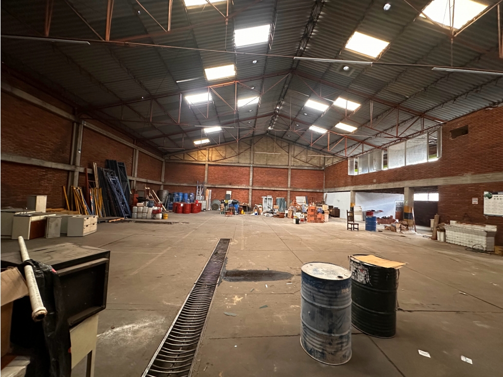 BODEGA ESQUINERA DE 720 M², GORGONZOLA, PUENTE ARANDA — foto 2