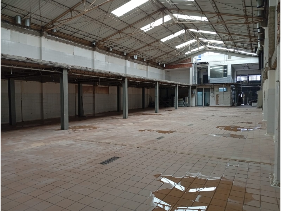 BODEGA DE 840 M² EN MONTEVIDEO, CARGA ELECTRICA 300 KVA — foto 6