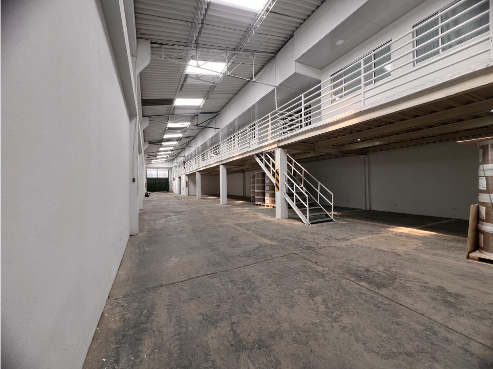 ARRIENDO EXCELENTE BODEGA 1.500 m² FONTIBON - 2