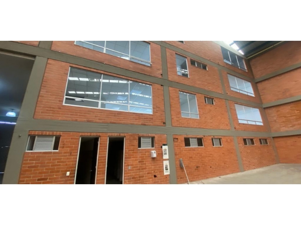 ARRIENDO BODEGA 1.600 m² ZONA INDUSTRIAL FONTIBON - 3