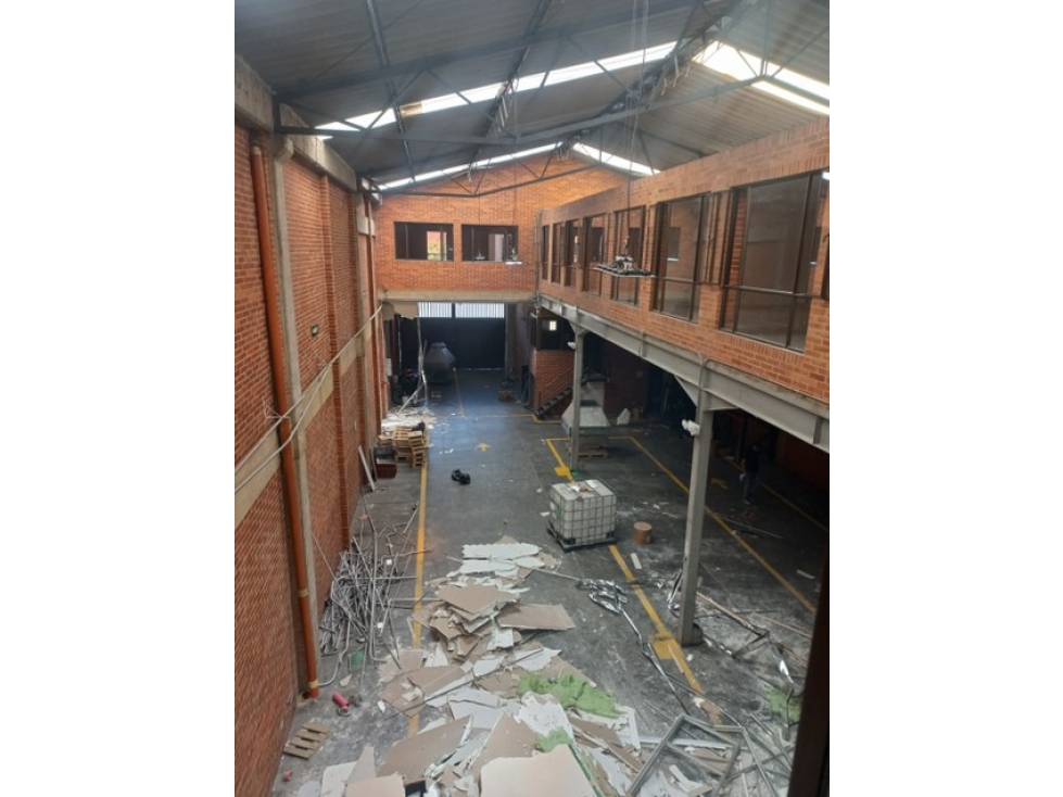 ARRIENDO BODEGA DE 925 m² EN MONTEVIDEO - 1