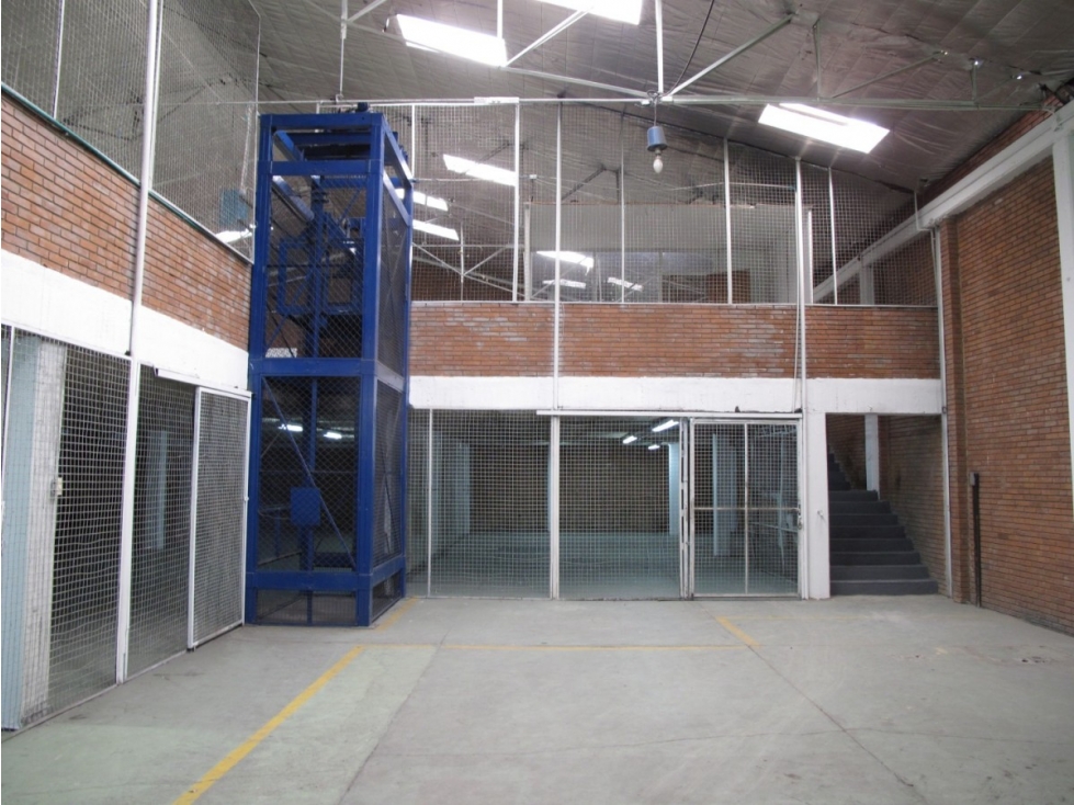 ARRIENDO BODEGA 1.460 m² ZONA INDUSTRIAL DE PUENTE ARANDA
