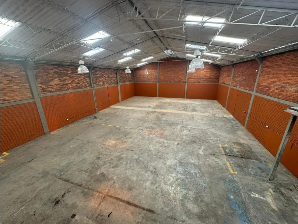 ARRIENDO BODEGA DE 440 m² PUENTE ARANADA