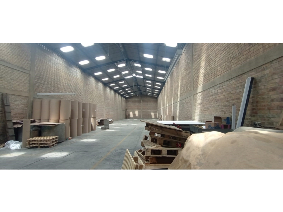 ARRIENDO BODEGA 700 m² BARRIO SANTANDER — foto 4