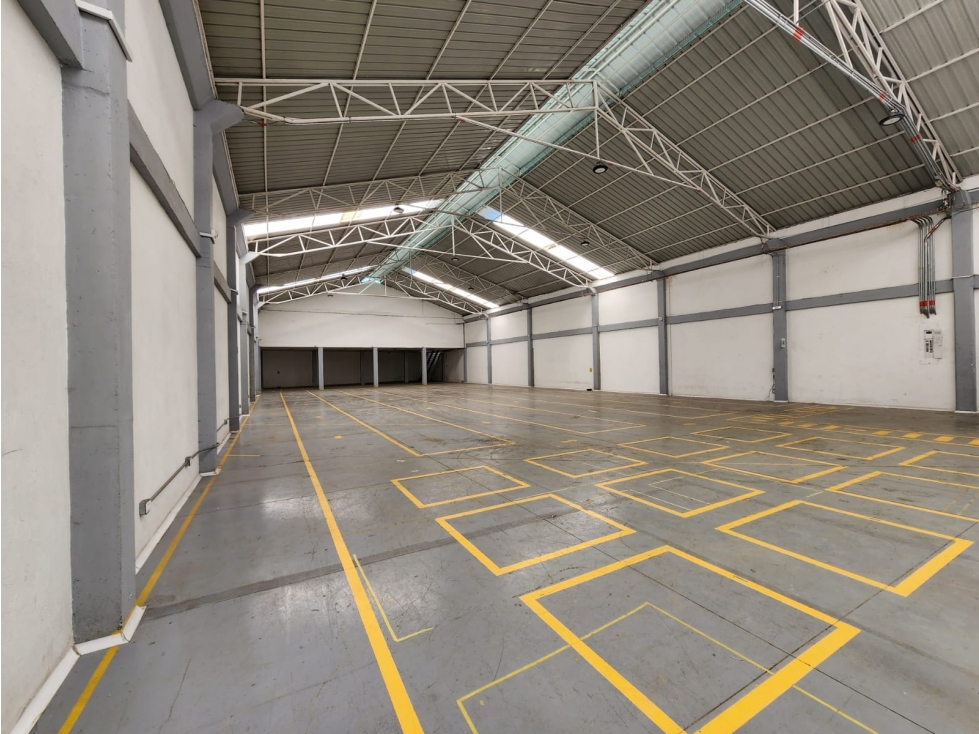 ARRIENDO BODEGA DE 1.100 M² EN ENGATIVÁ — foto 2