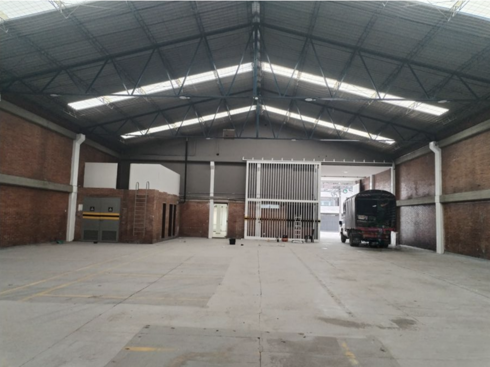 BODEGA DE 1.236 M² EN CHAPINERO, ÁREA LIBRE DE 500 M² — foto 4