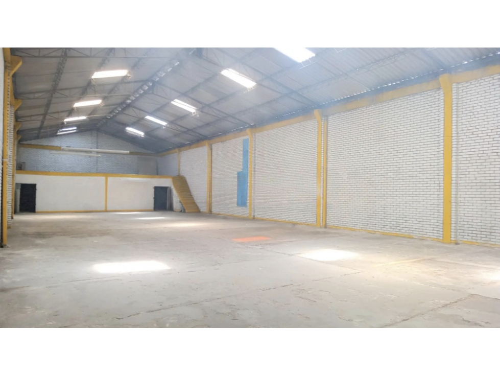 BODEGA DE 618 M² EN SECTOR COMERCIAL DE SAN ANDRESITO DE LA 38