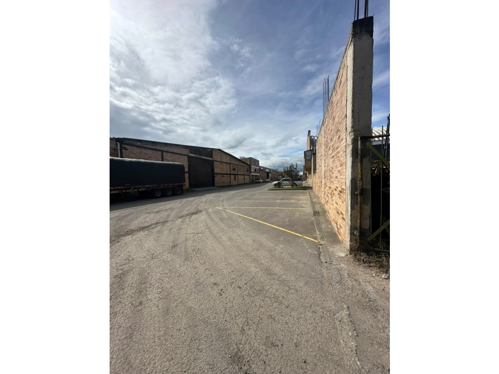 Predio industrial de 2.000 m² en Parque Industrial Fontibón — foto 2
