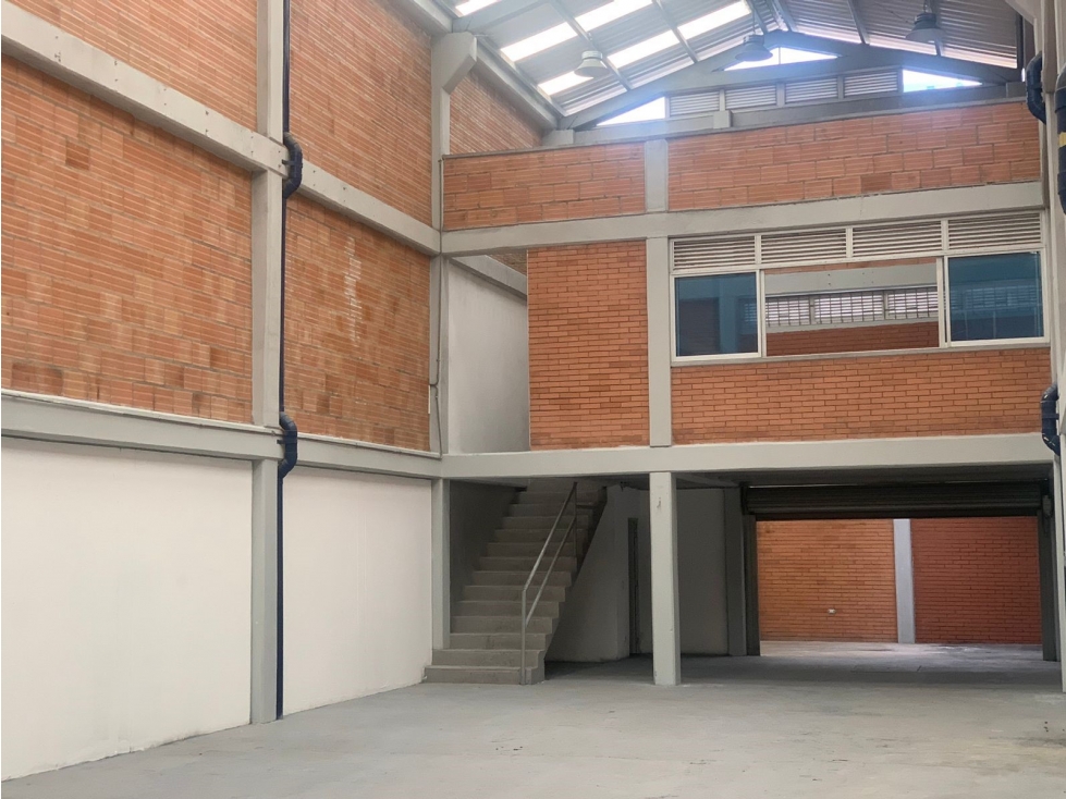 ARRIENDO BODEGA 424 m² BARRIO 7 DE AGOSTO - 5