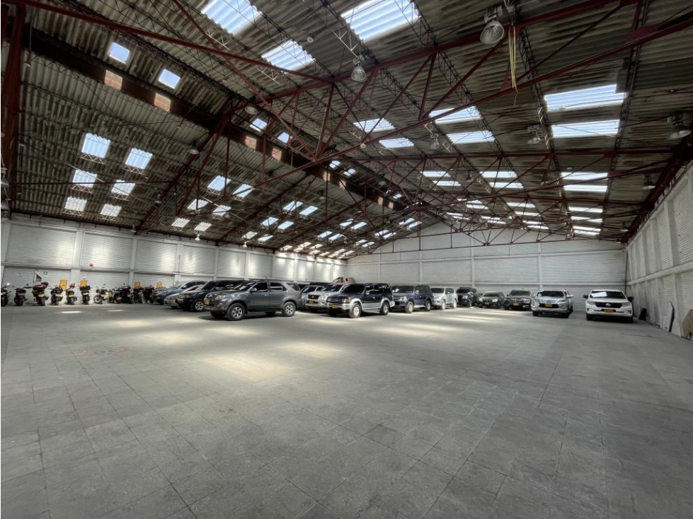 ARRIENDO BODEGA DE 1.635 M² EN PUENTE ARANDA - 3