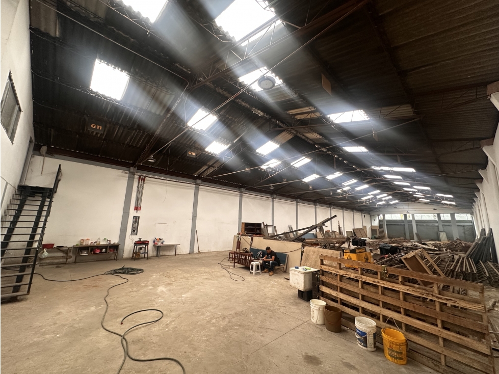 BODEGA DE 810 M² EN ZONA INDUSTRIAL DE ENGATIVÁ — foto 3