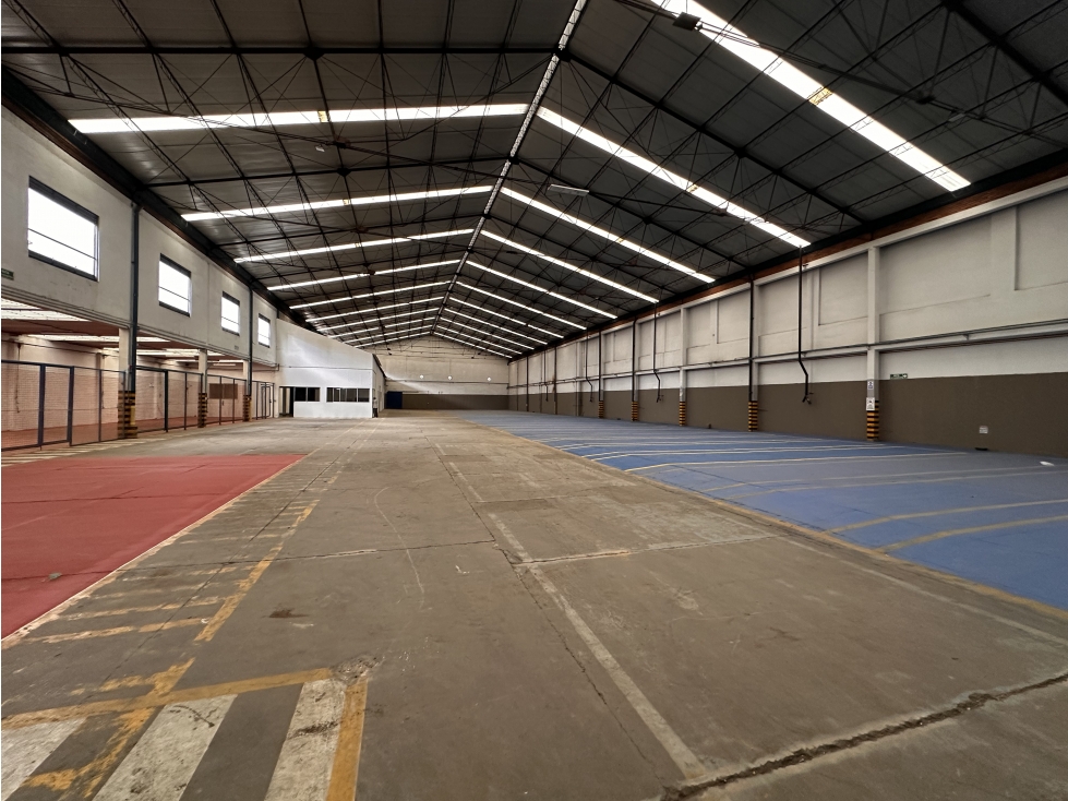 ARRIENDO BODEGA DE 2.814 M², SECTOR INDUSTRIAL DE MONTEVIDEO
