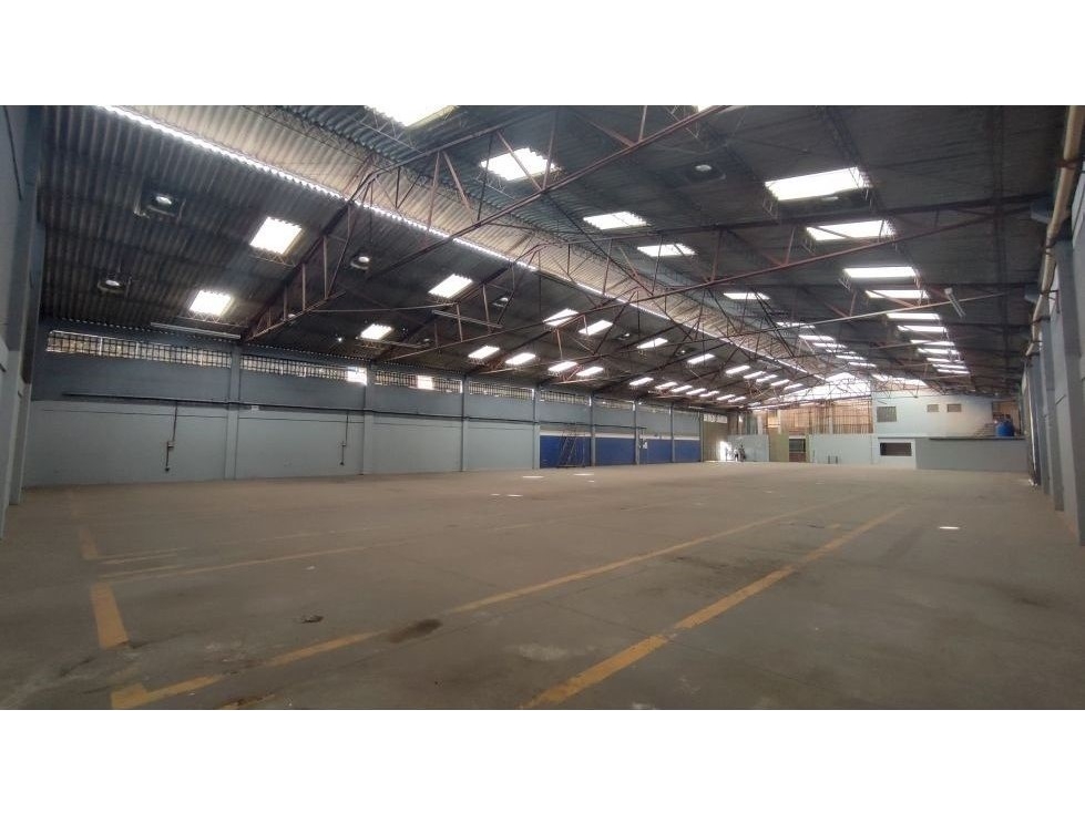 ARRIENDO BODEGA DE 1.650 m² EL TINTAL - AV. CIUDAD DE CALI - 6