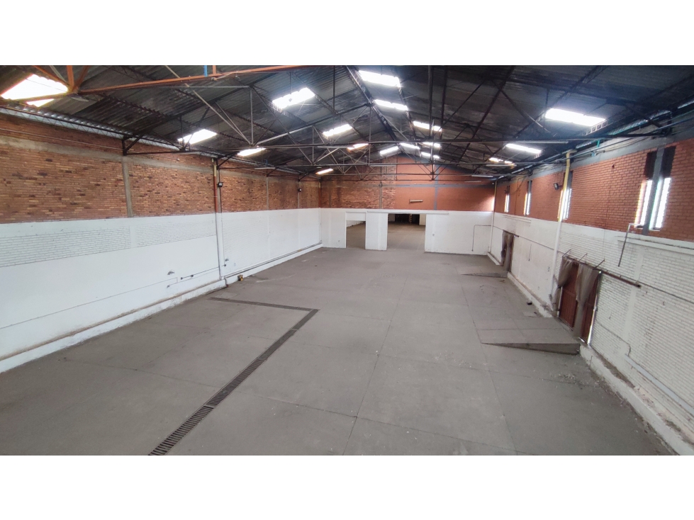 VENDO - ARRIENDO BODEGA DE 3.450 m² PUENTE ARANDA - ESTACION CENTRAL