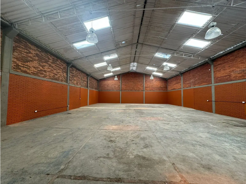 ARRIENDO BODEGA DE 440 m² PUENTE ARANADA — foto 2