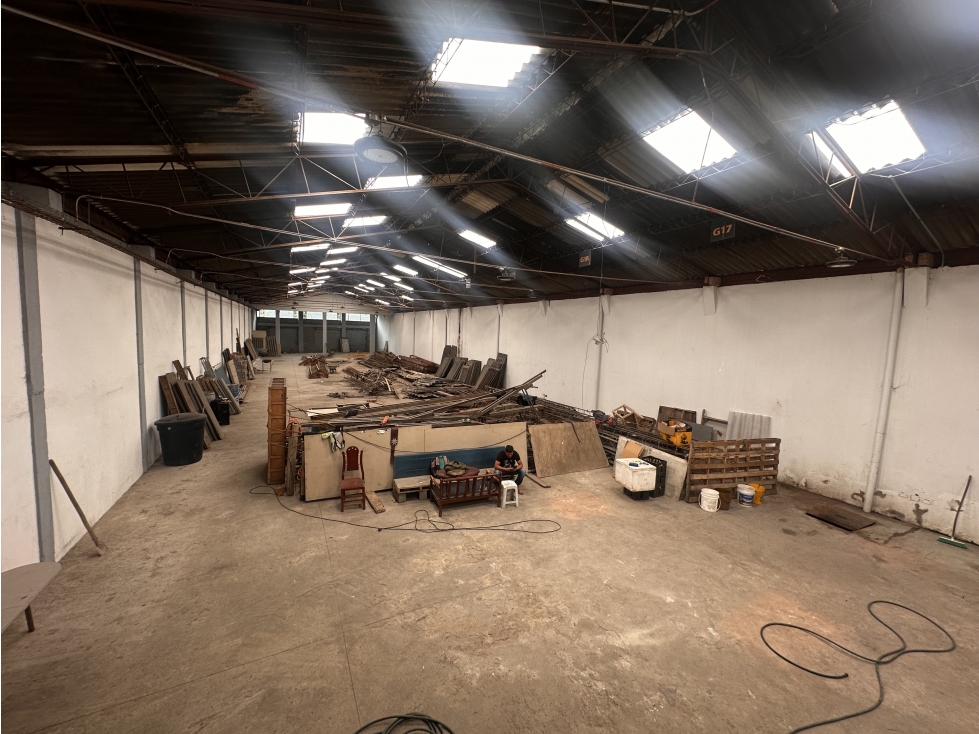 BODEGA DE 810 M² EN ZONA INDUSTRIAL DE ENGATIVÁ