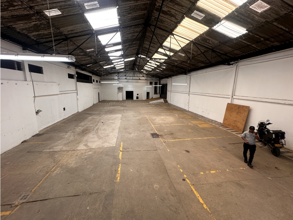 BODEGA DE 1.300 M² EN ORTEZAL, PUENTE ARANDA