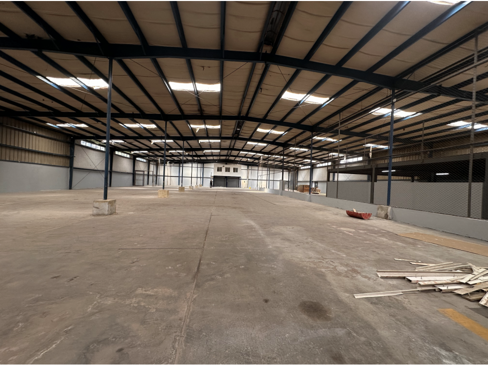 BODEGA DE 2.220 M² EN ENGATIVÁ — foto 2