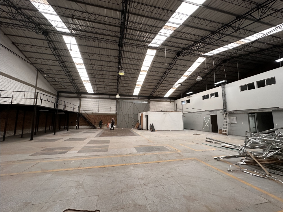 BODEGA DE 3.485 M² EN VENTA/ARRIENDO, FONTIBÓN CERCA AL AEROPUERTO — foto 2