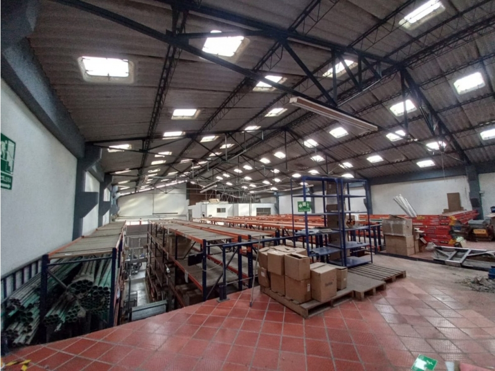 BODEGA DE 650 m² EN PUENTE ARANDA - 1