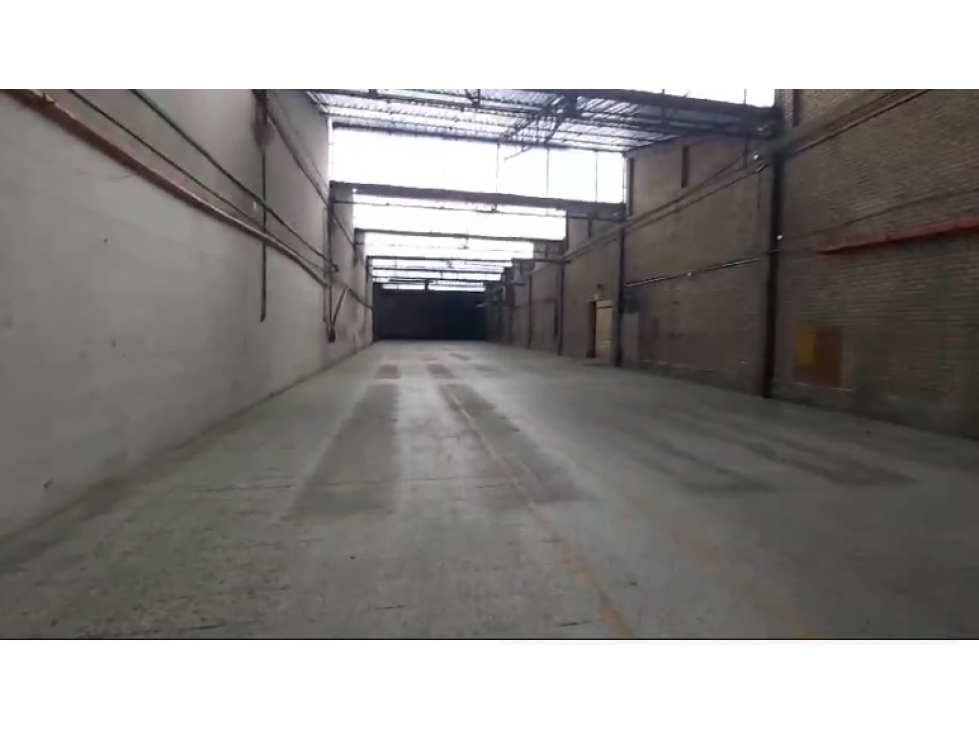 BODEGA 2.700 M² MONTEVIDEO