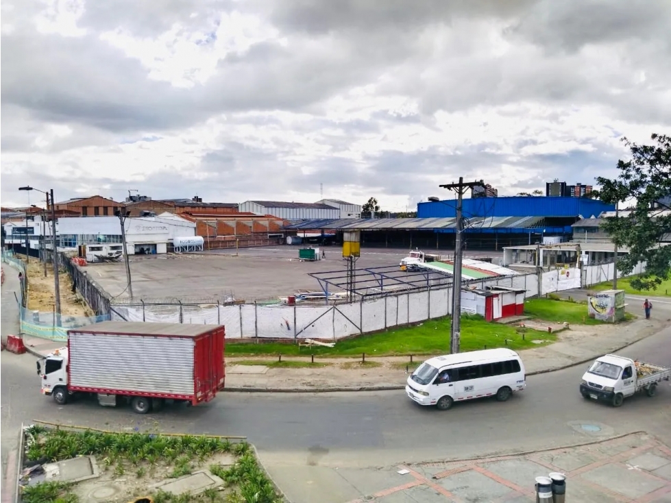 LOTE ESQUINERO DE 8.403 M² MONTEVIDEO