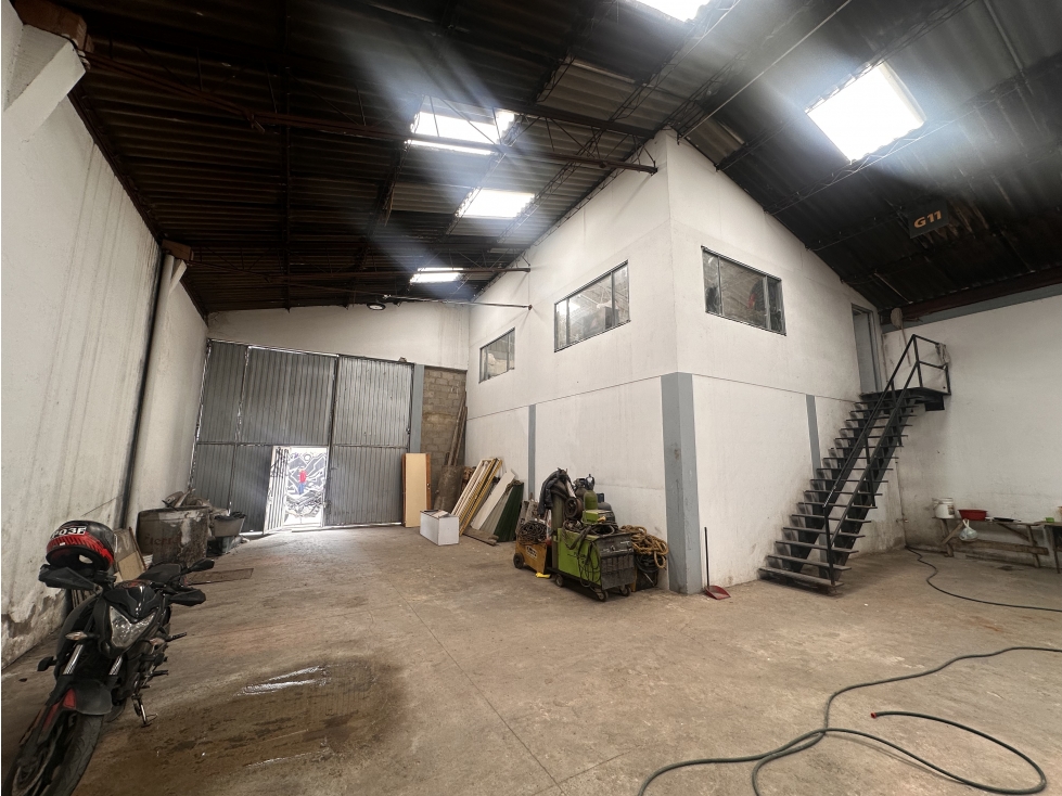 BODEGA DE 810 M² EN ZONA INDUSTRIAL DE ENGATIVÁ — foto 4