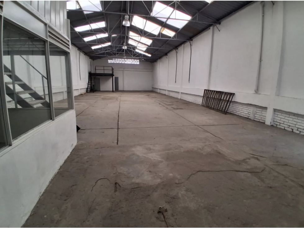 BODEGA DE 280 M² EN PENSILVANIA - PUENTE ARANDA — foto 3