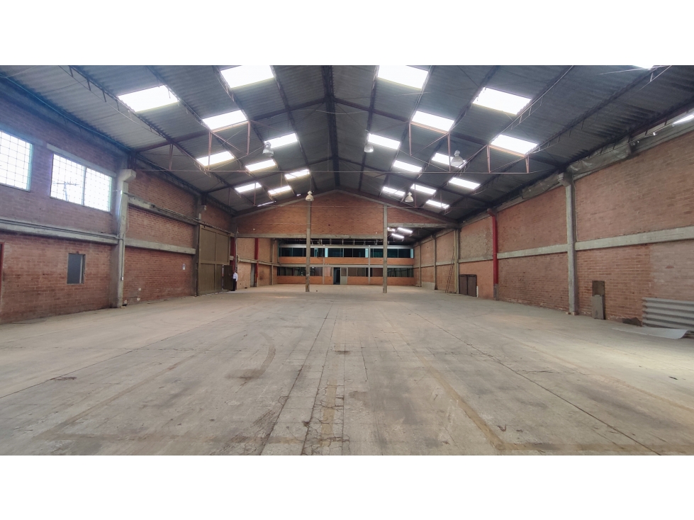 BODEGA INDUSTRIAL 1.400 M² EN MONTEVIDEO