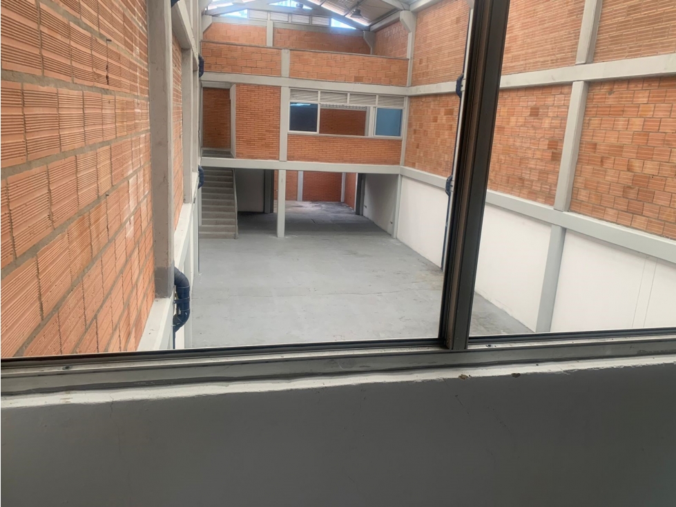 ARRIENDO BODEGA 424 m² BARRIO 7 DE AGOSTO - 4