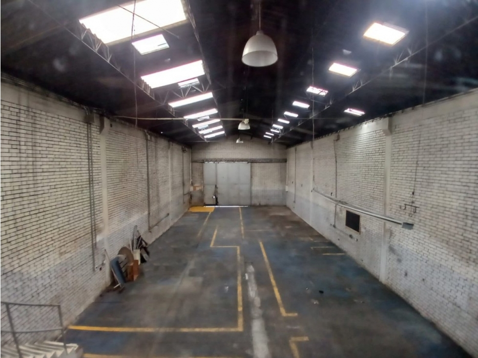 BODEGA DE 319 m² ZONA INDUSTRIAL, ESTACIÓN CENTRAL PUENTE ARANDA - 1
