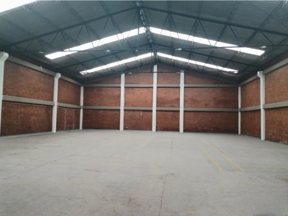 BODEGA DE 1.236 M² EN CHAPINERO, ÁREA LIBRE DE 500 M²