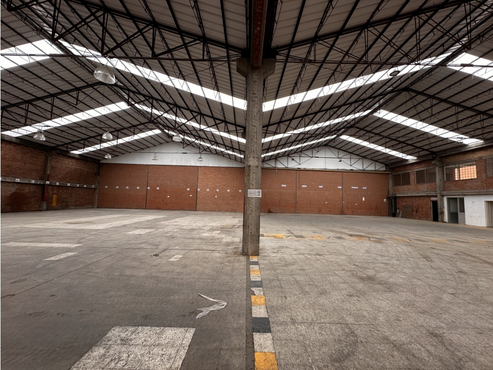 ARRIENDO BODEGA 1.300 m² MONTEVIDEO
