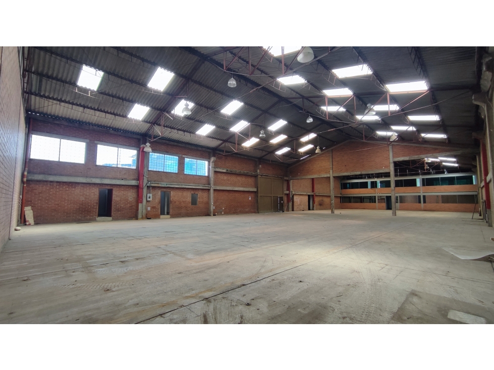 BODEGA INDUSTRIAL 1.400 M² EN MONTEVIDEO — foto 3