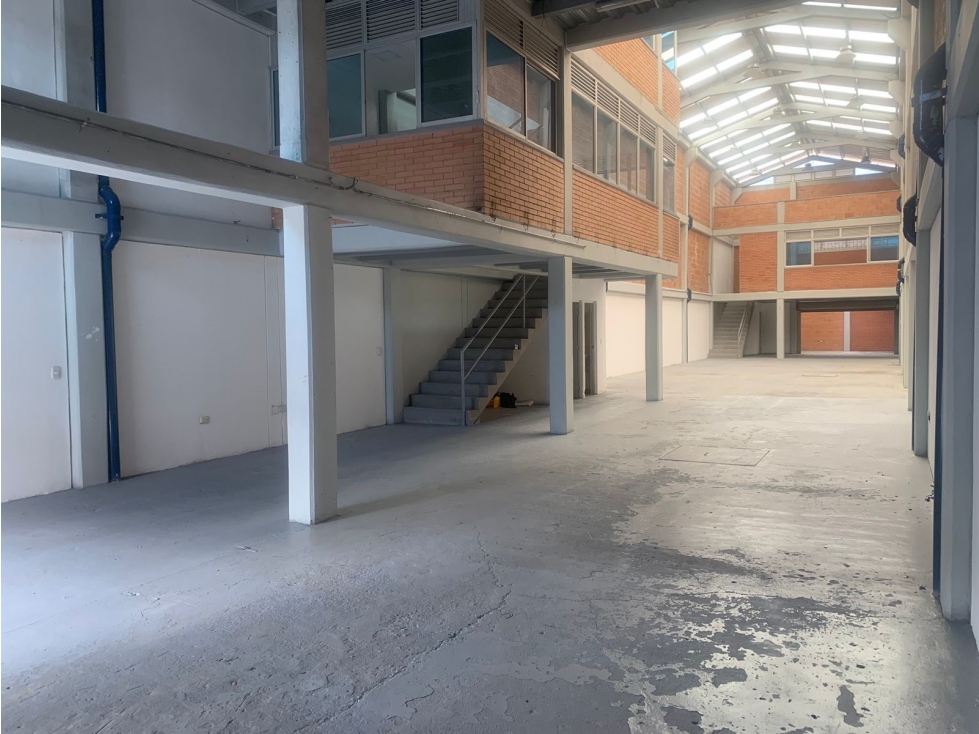ARRIENDO BODEGA 424 m² BARRIO 7 DE AGOSTO - 1