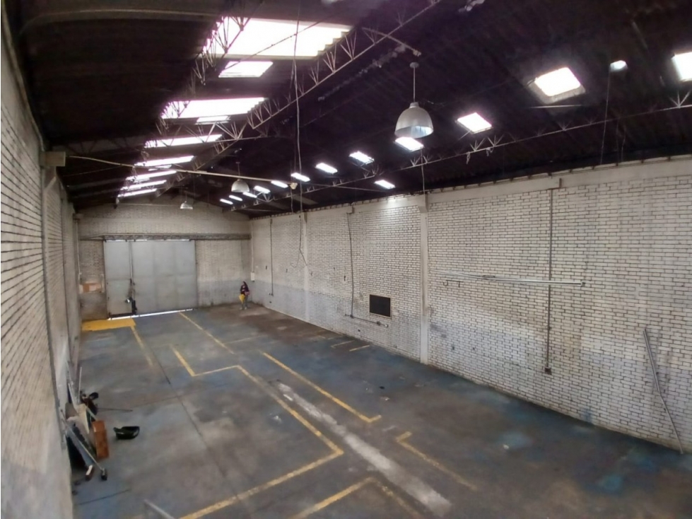 BODEGA DE 319 m² ZONA INDUSTRIAL, ESTACIÓN CENTRAL PUENTE ARANDA - 2