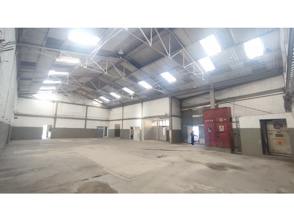 ARRIENDO BODEGA DE 850 m² EN PUENTE ARANDA, CARGA ELÉCTRICA 500 KVA