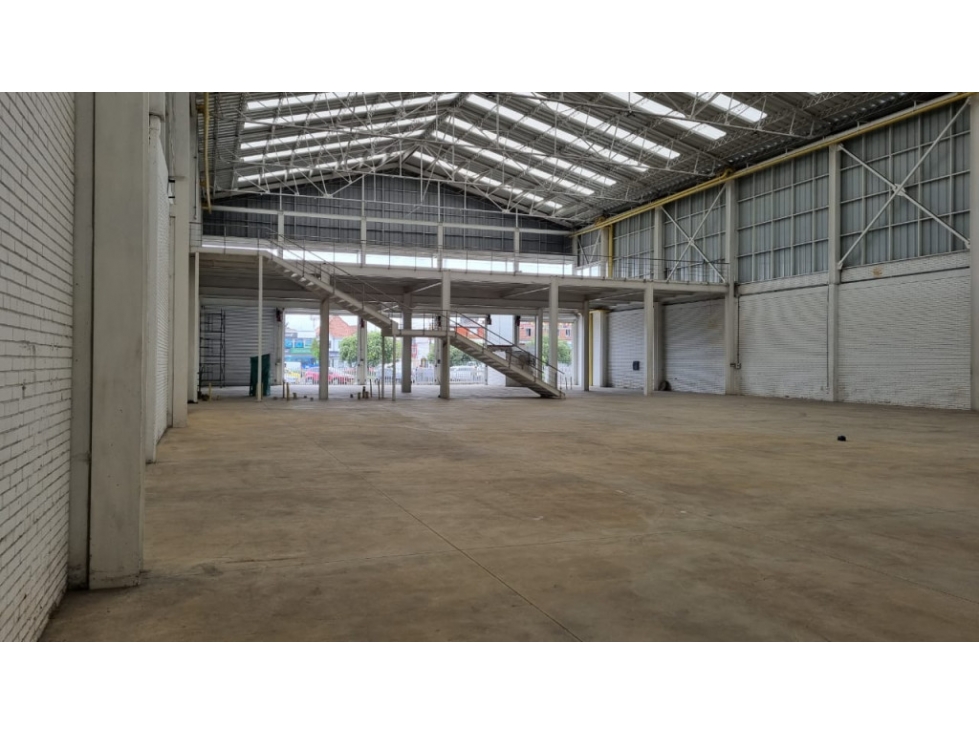 ARRIENDO BODEGA VITRINA 2.300 m² — foto 2