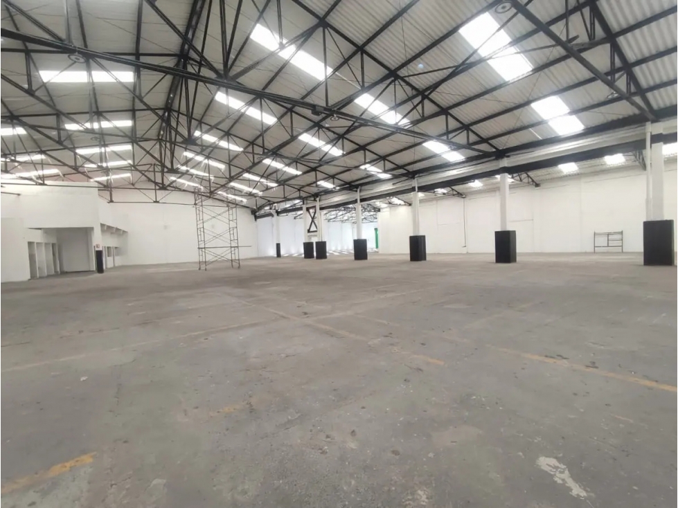 BODEGA 2.600 m² PUENTE ARANDA