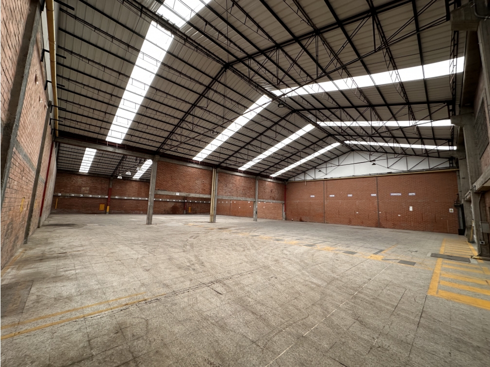ARRIENDO BODEGA 1.300 m² MONTEVIDEO — foto 2