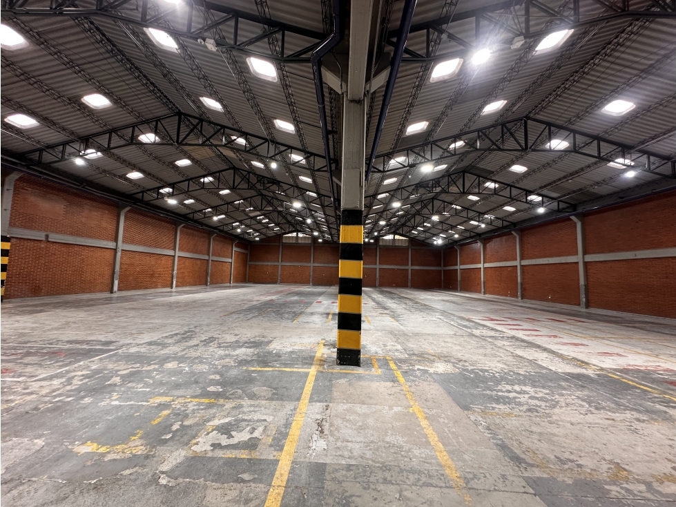BODEGA DE 2.090 M² EN MONTEVIDEO