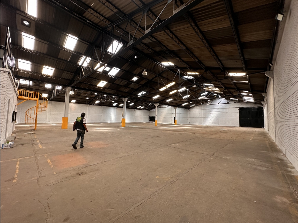 BODEGA DE 2.200 M² EN PENSILVANIA, ZONA INDUSTRIAL DE PUENTE ARANDA — foto 2
