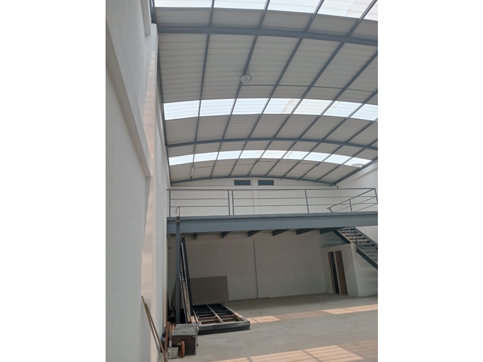 ARRIENDO BODEGA 310 m² PUENTE ARANDA - 1