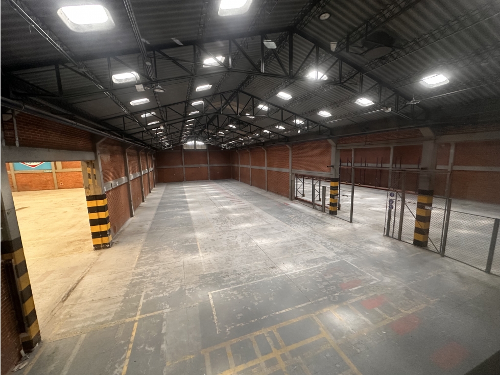 BODEGA DE 2.090 M² EN MONTEVIDEO — foto 2